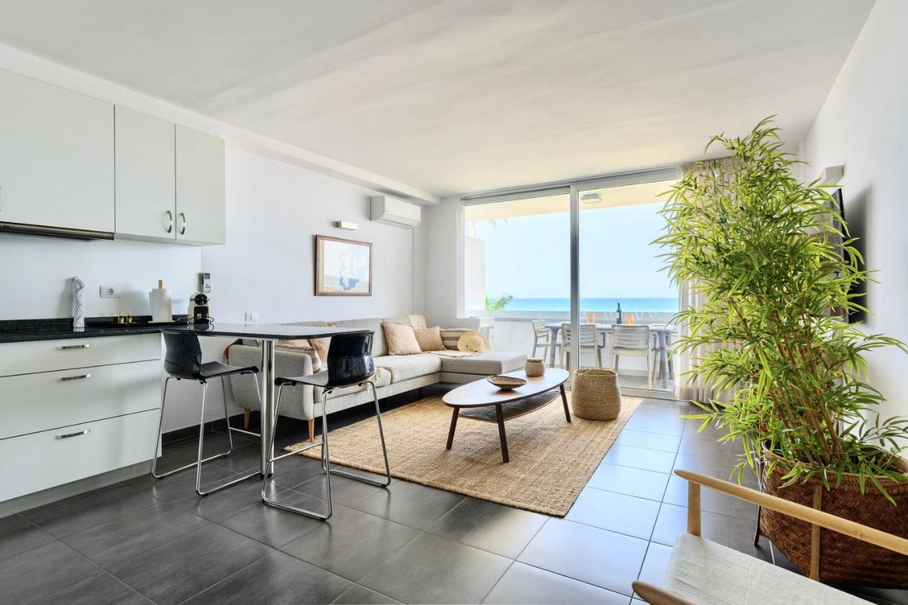 Charming 2 Bedroom Retreat With Beachfront Views San Bartolomé Exterior photo